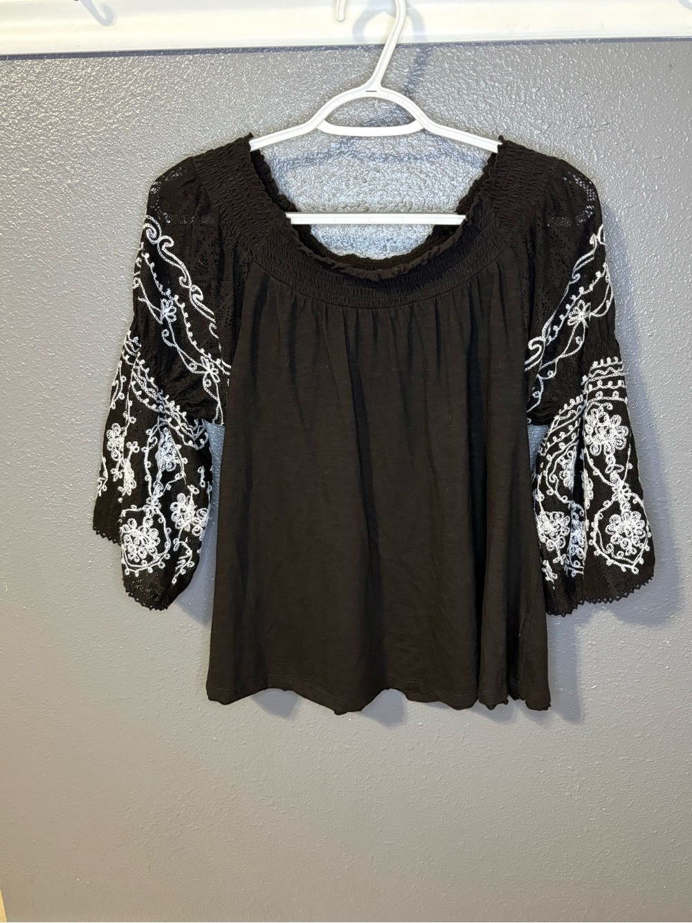 Free People Embroidered Peasant Blouse with White Detailing size XS (172)